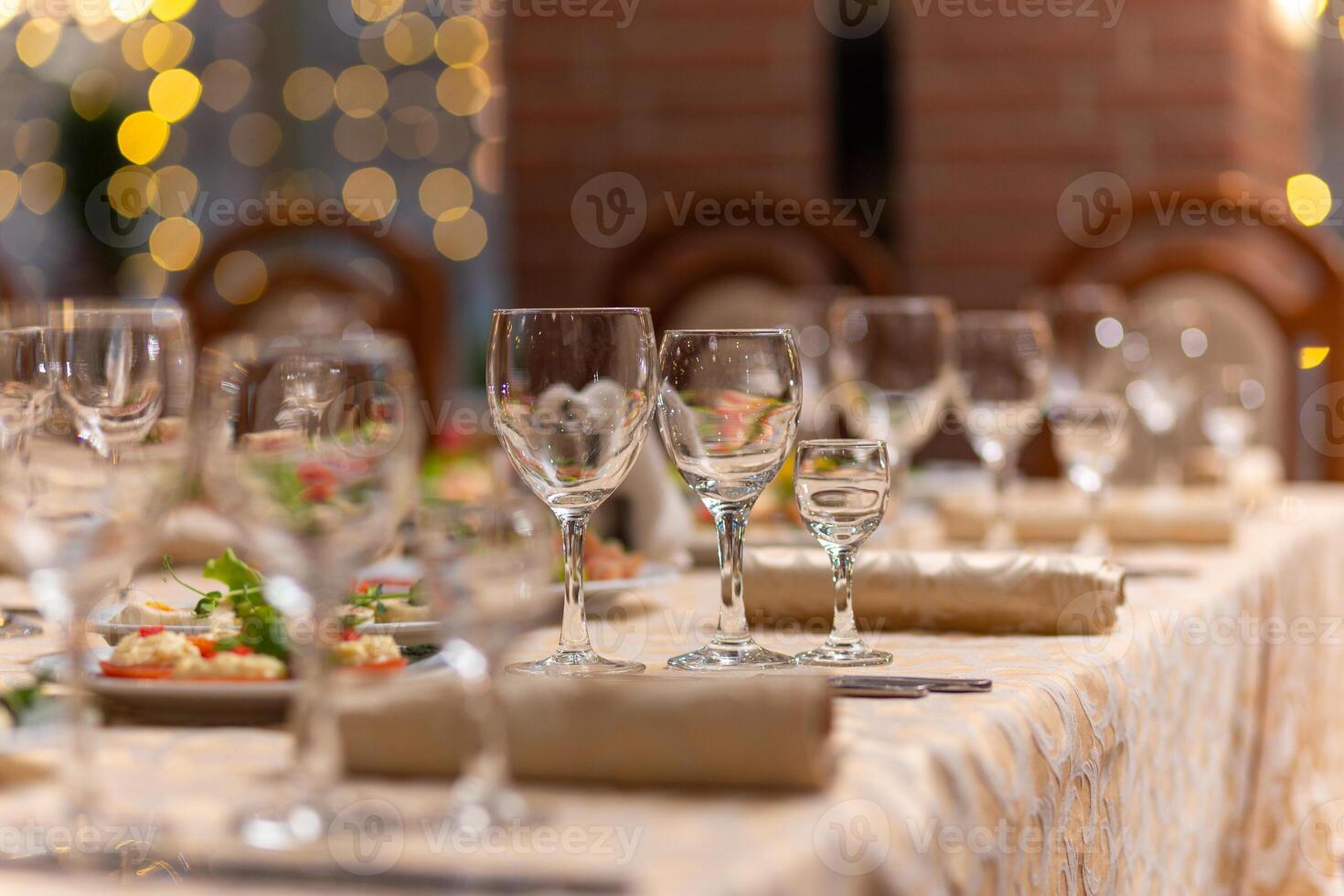 servido festivo mesa com lanches, copos, copos, talheres e guardanapos para uma banquete foto