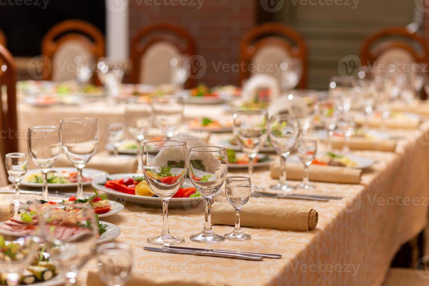 servido festivo mesa com lanches, copos, copos, talheres e guardanapos para uma banquete foto