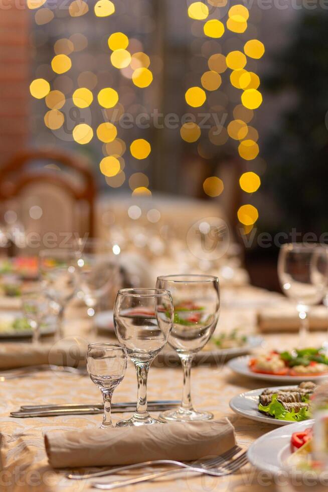 servido festivo mesa com lanches, copos, copos, talheres e guardanapos para uma banquete foto