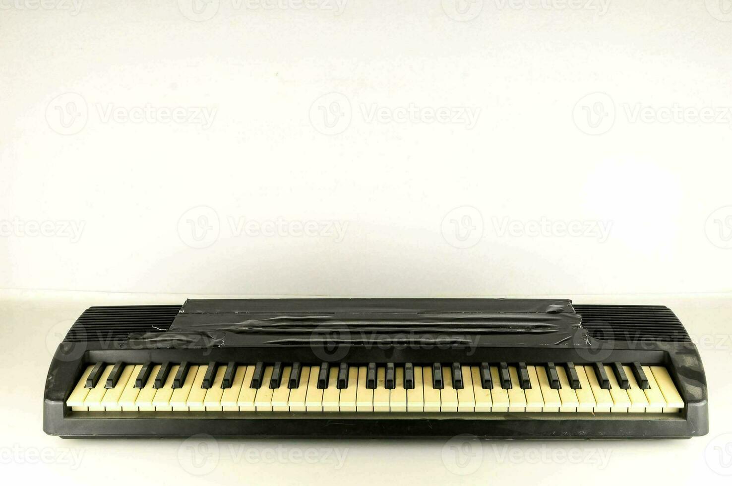 a velho Preto eletrônico teclado com uma branco fundo foto