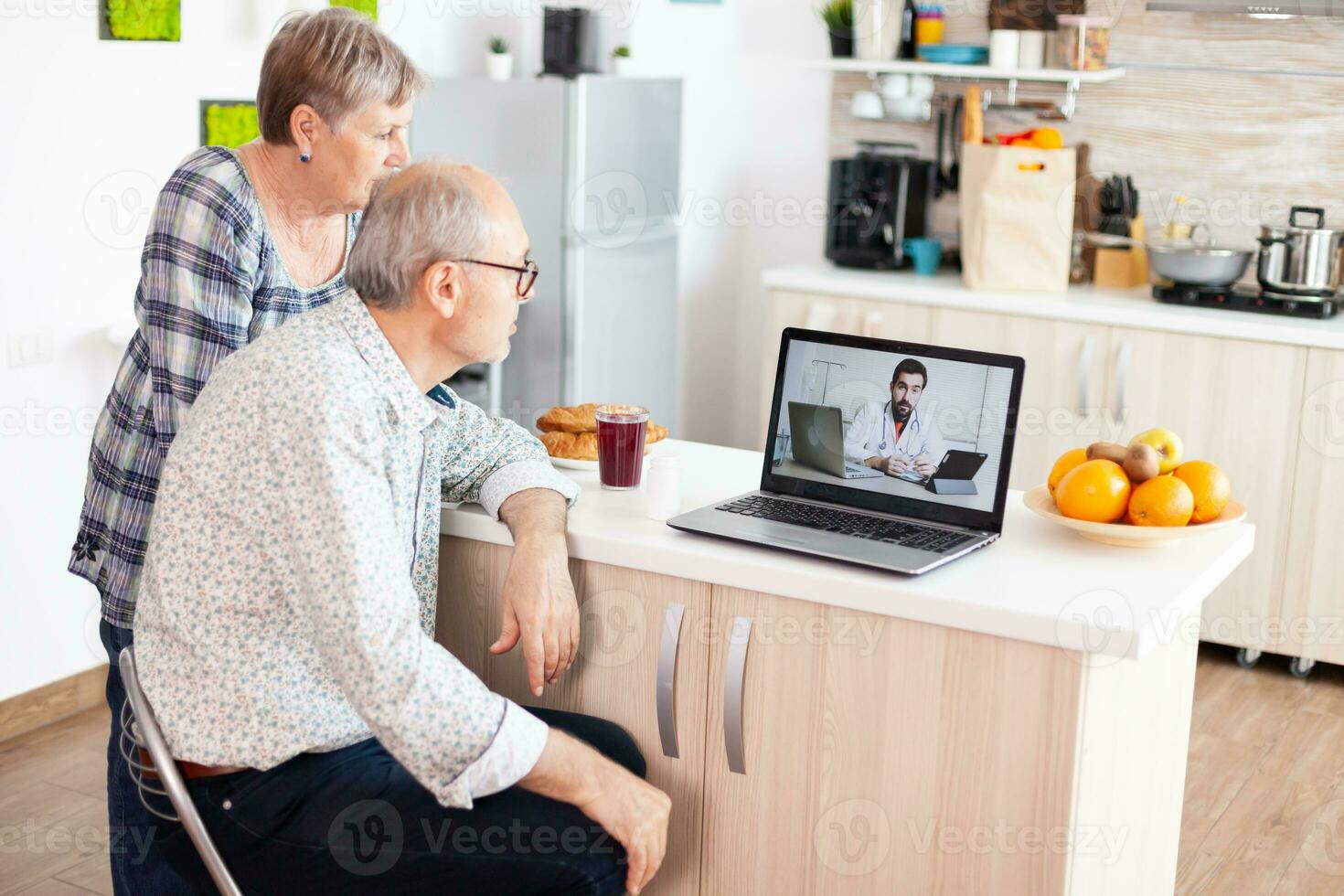 Senior casal tendo uma vídeo conferência com médico falando eu vou tratamento usando computador portátil Webcam. conectados saúde consulta para idosos pessoas drogas doença adendo em sintomas, médico telemedicina Webcam. médico Cuidado Internet bate-papo foto