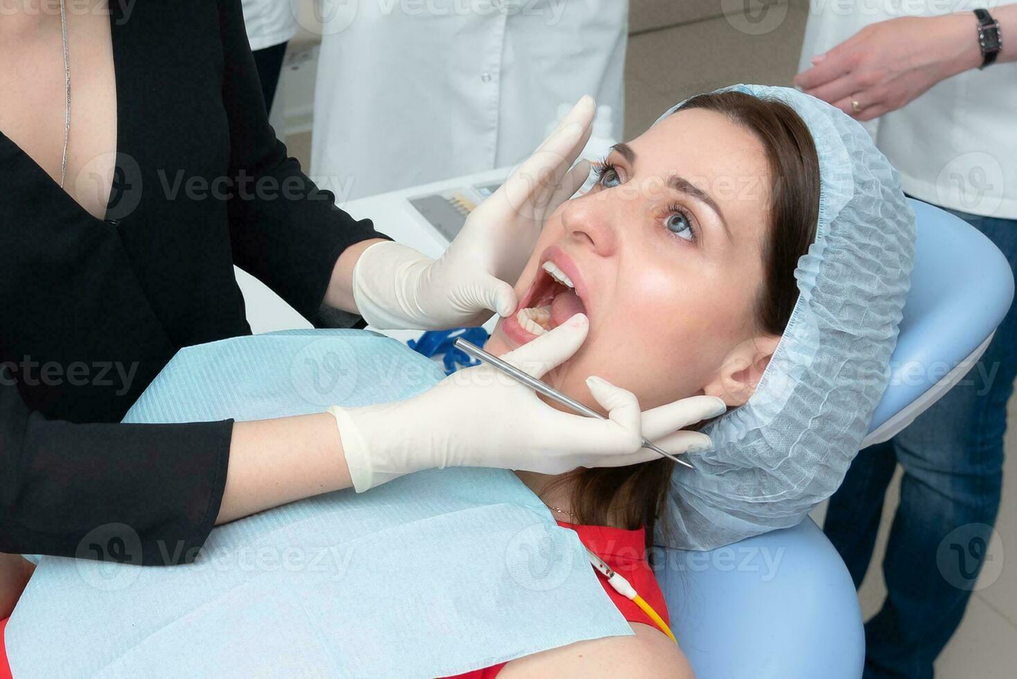 preparando a oral cavidade para branqueamento com a ultravioleta lâmpada. fechar-se foto