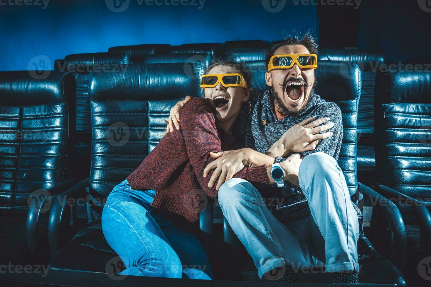 cara e menina 3d óculos estão muito preocupado enquanto assistindo uma filme dentro uma cinema foto