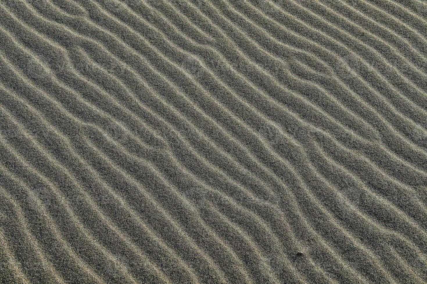 uma fechar acima do areia com ondulações dentro isto foto