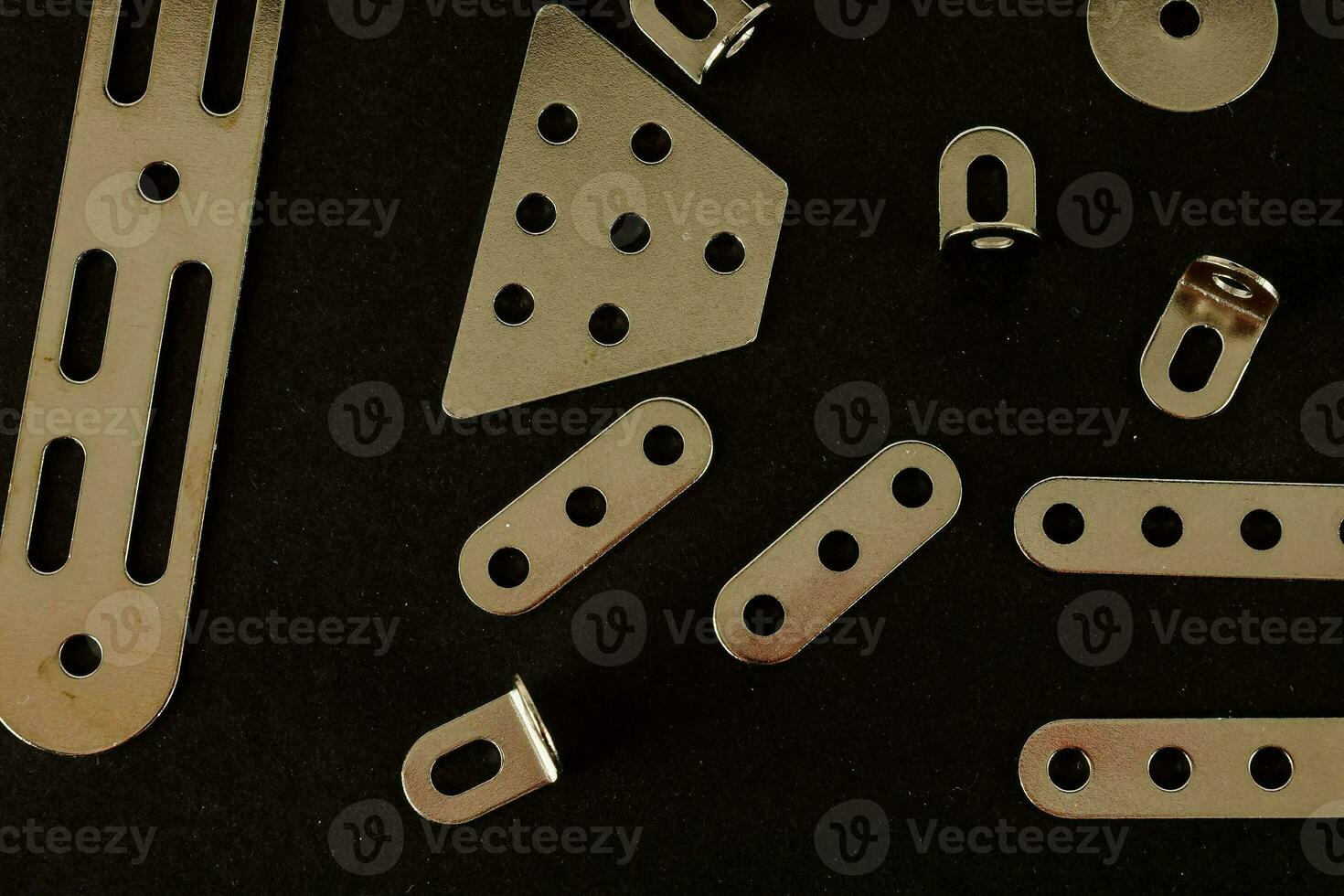 uma variedade do metal clipes em uma Preto superfície foto