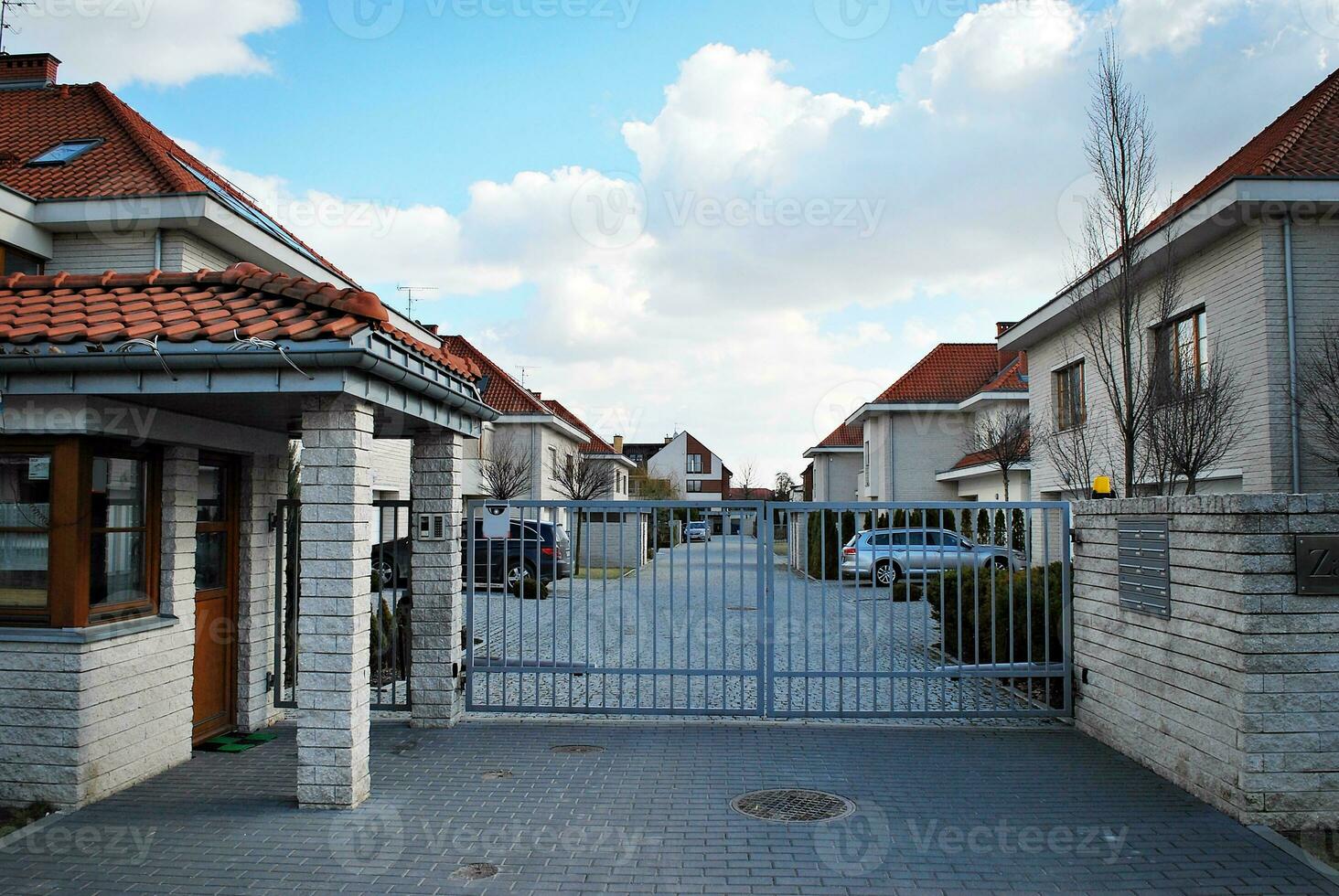 Novo Construir solteiro família casa. suburbano área com moderno geométrico família casa. foto