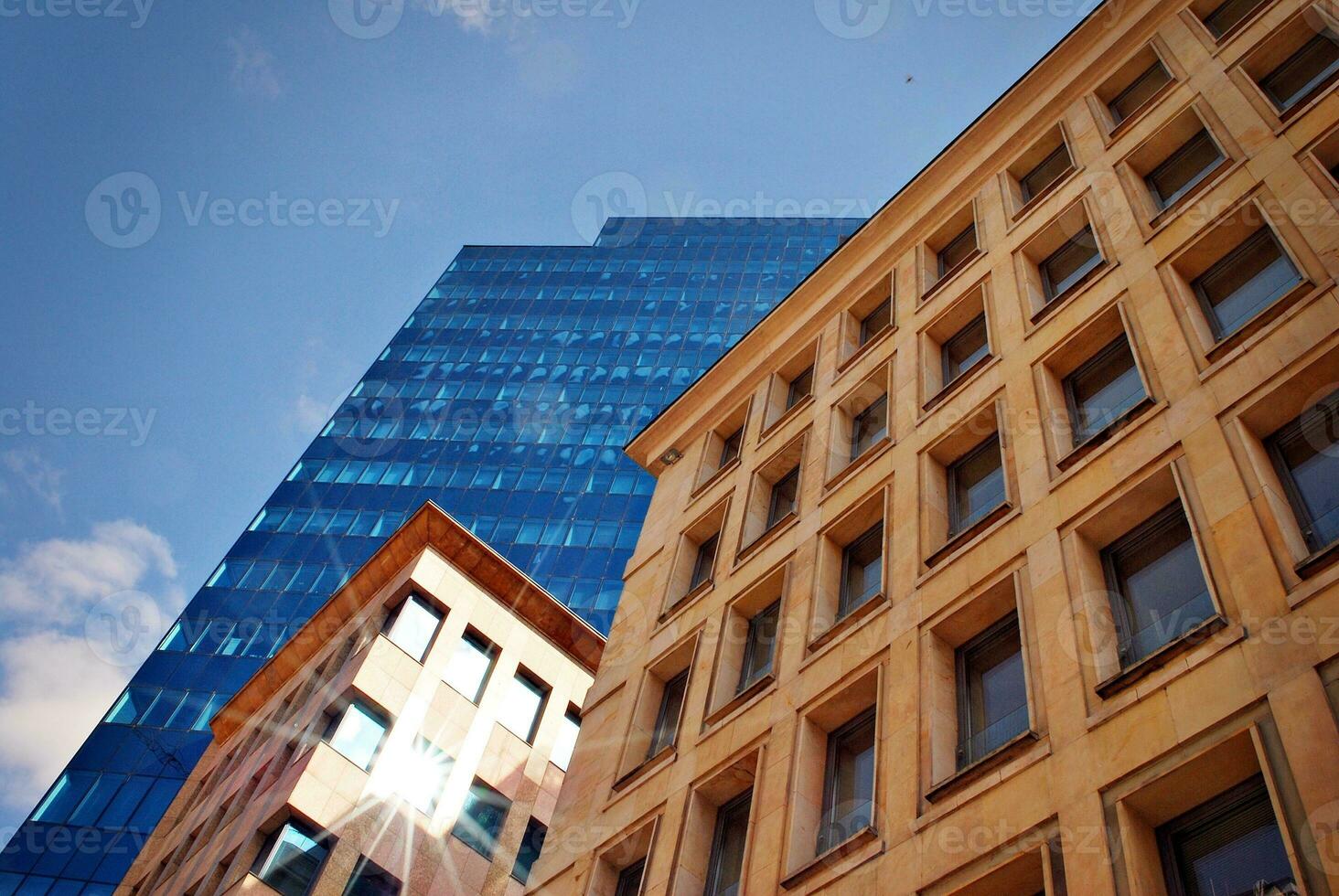 estrutural vidro parede refletindo azul céu. abstrato moderno arquitetura fragmento. foto