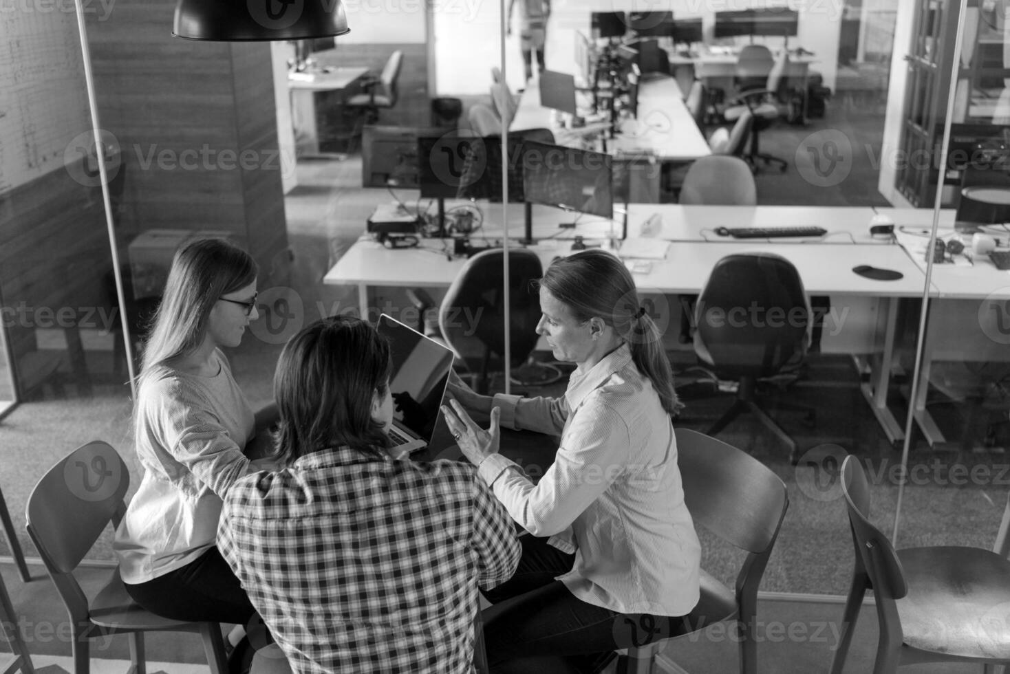 diverso grupo do pessoas dentro a escritório foto