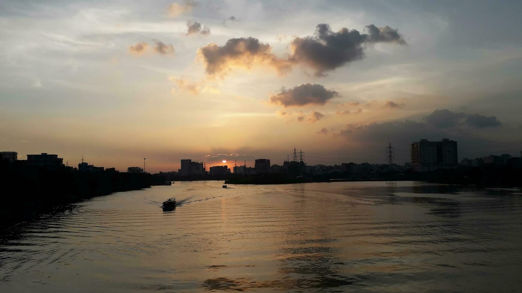 a maioria lindo pôr do sol dentro hatirjheel lago, daca, Bangladesh. foto