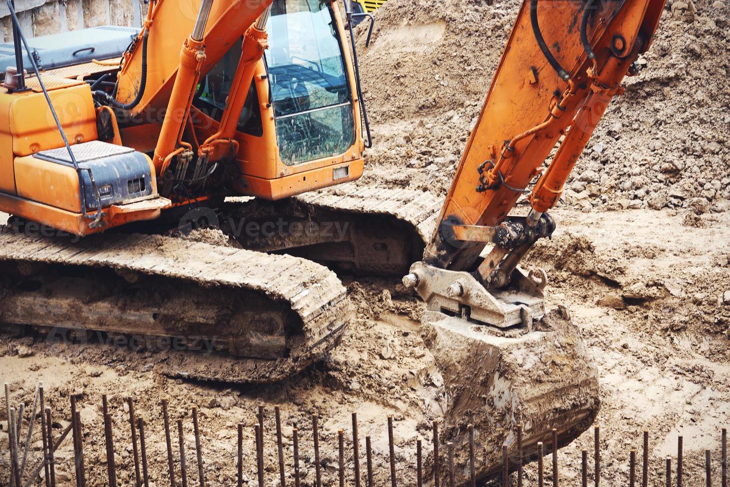 escavadeira em pé na areia no canteiro de obras foto