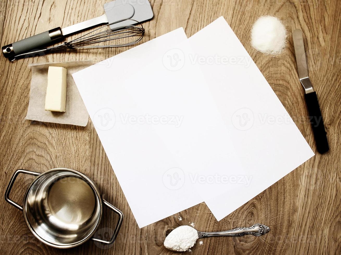 folhas de papel de cópia em branco na mesa de madeira com ferramentas e ingredientes de cozimento foto