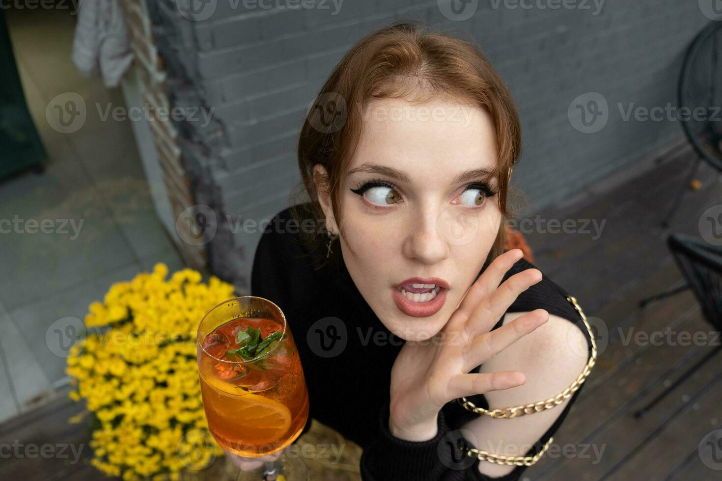 retrato do uma lindo Diversão jovem mulher com uma vidro do coquetel foto