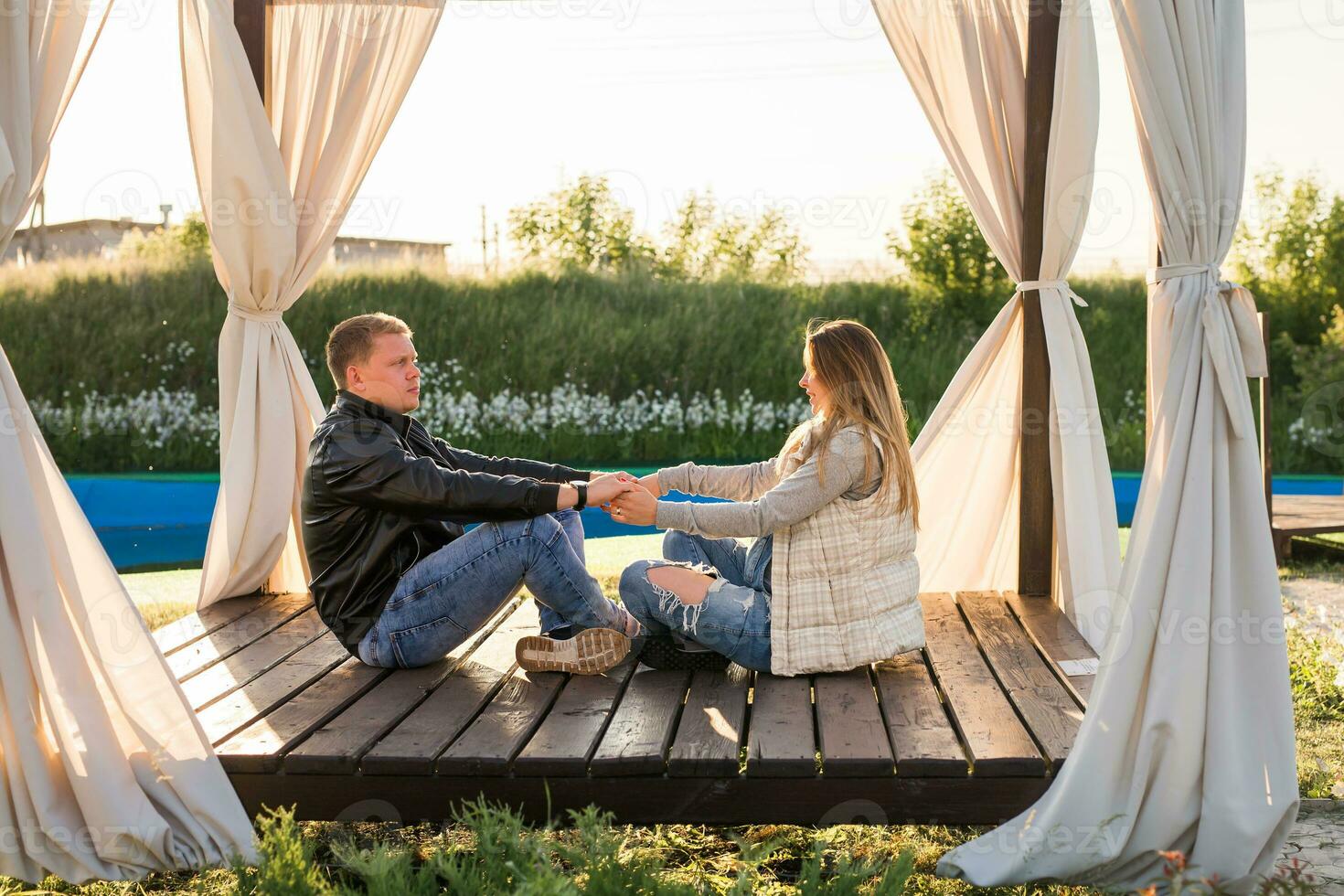 feliz grávida casal dentro outono ou Primavera natureza foto