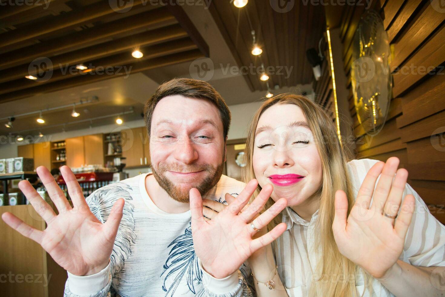 engraçado brincalhão jovem casal fazer boba face foto