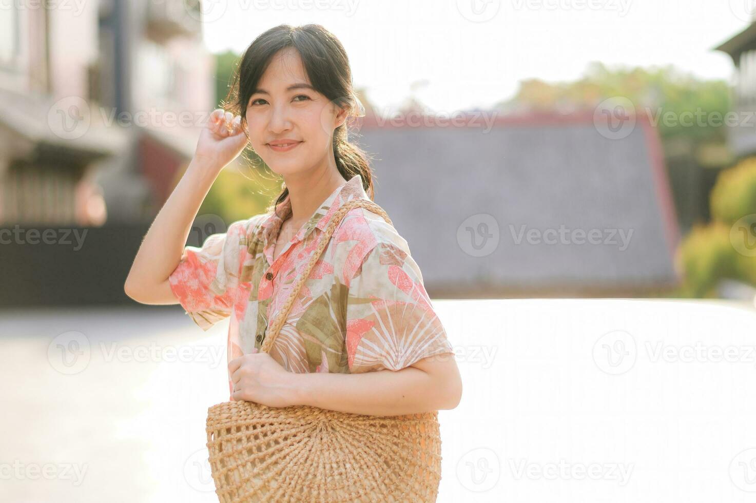 retrato lindo jovem ásia mulher em verão feriado período de férias viagem dentro tailândia. jovem hipster fêmea turista passeios turísticos verão urbano Bangkok destino. Ásia verão turismo conceito. foto