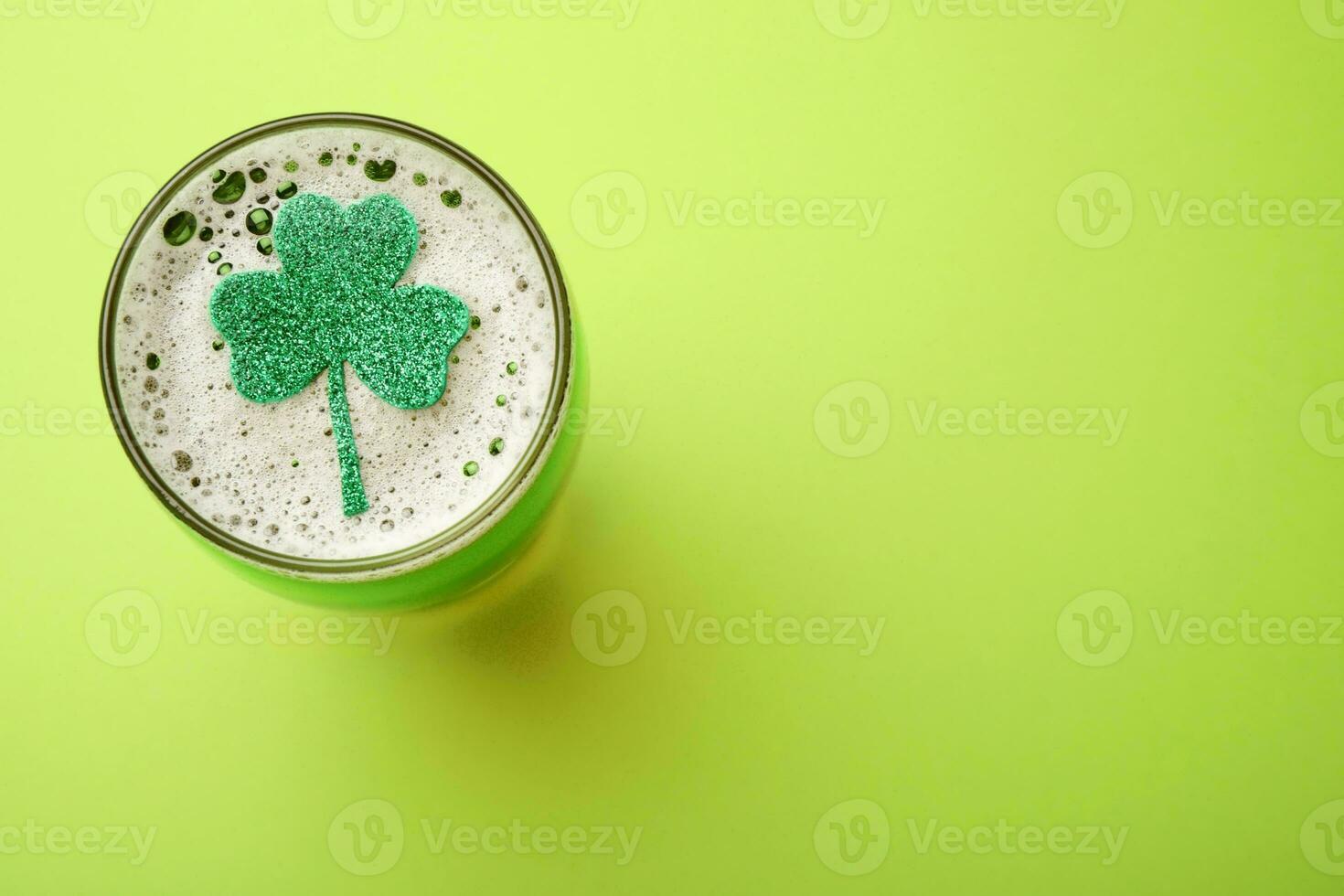 st. patrick's dia celebração, festivo irlandês feriado com verde fundo, conceito do trevo tradição dentro marcha festival foto