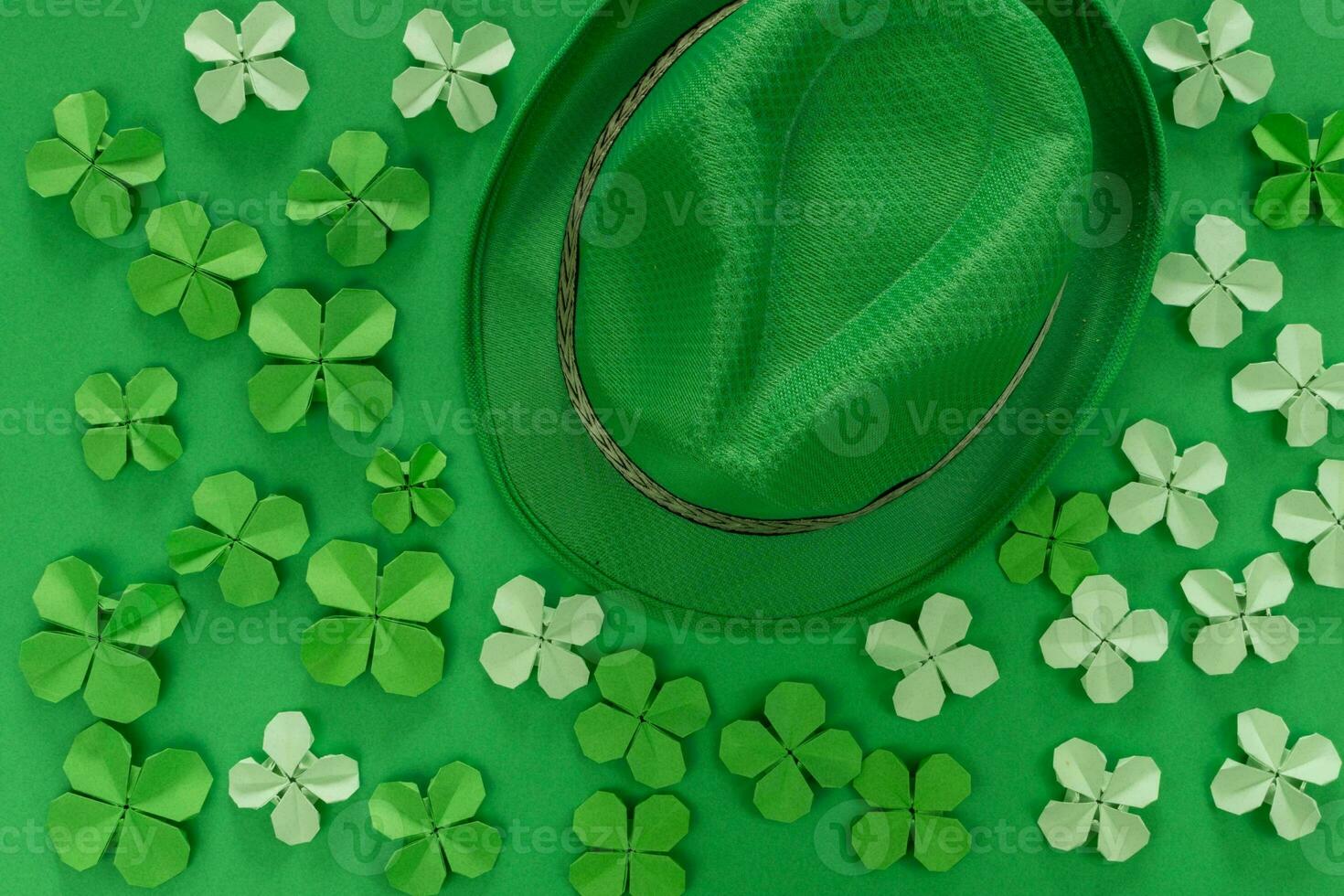 st. patrick's dia celebração, festivo irlandês feriado com verde fundo, conceito do trevo tradição dentro marcha festival foto