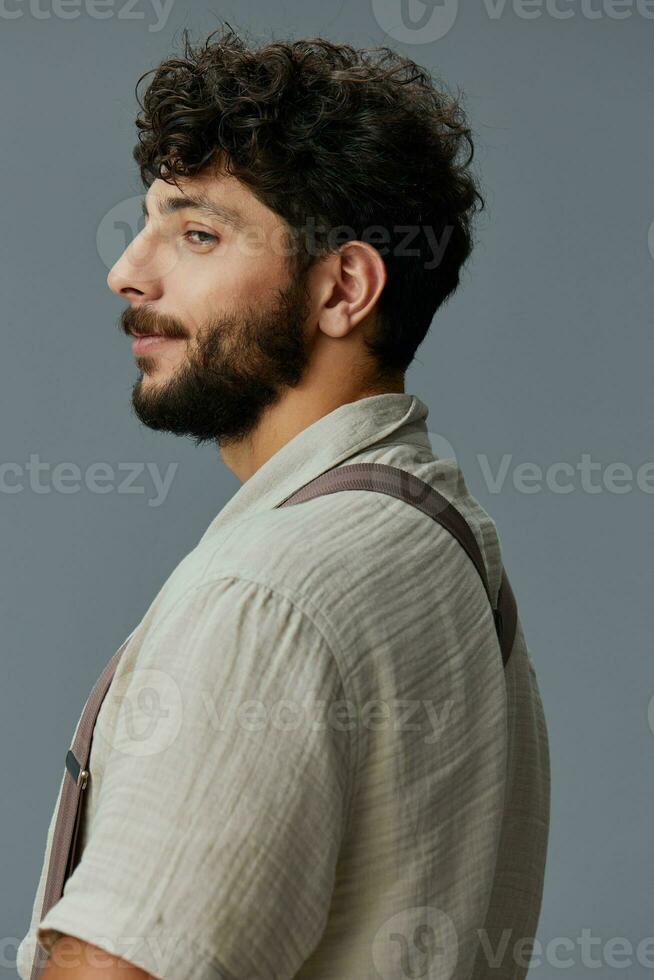 homem camisa fundo modelo face moderno o negócio adulto bonito barba legal estilo feliz cara jovem foto