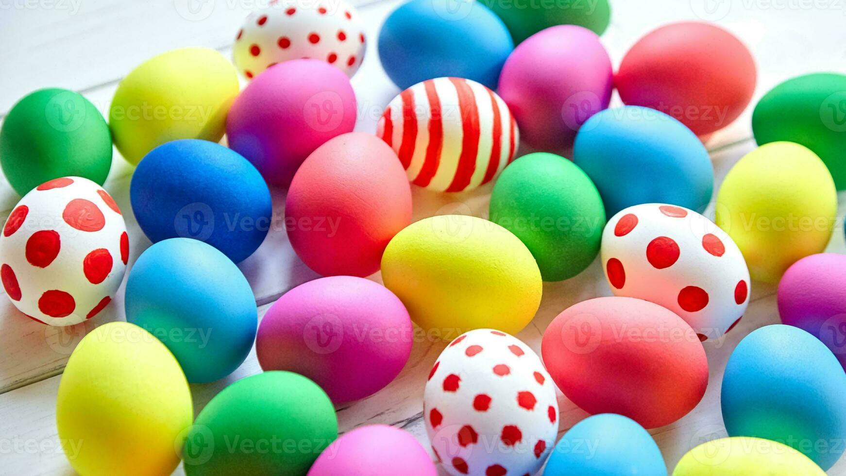 colorida Páscoa ovos. vibrante, festivo feriado decorações simbolizando Primavera celebração e tradicional ornamentado desenhos foto