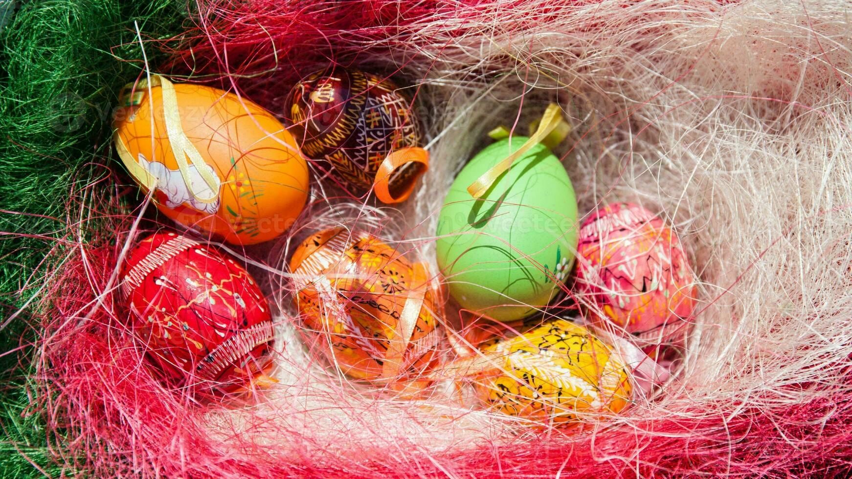 colorida Páscoa ovos. vibrante, festivo feriado decorações simbolizando Primavera celebração e tradicional ornamentado desenhos foto