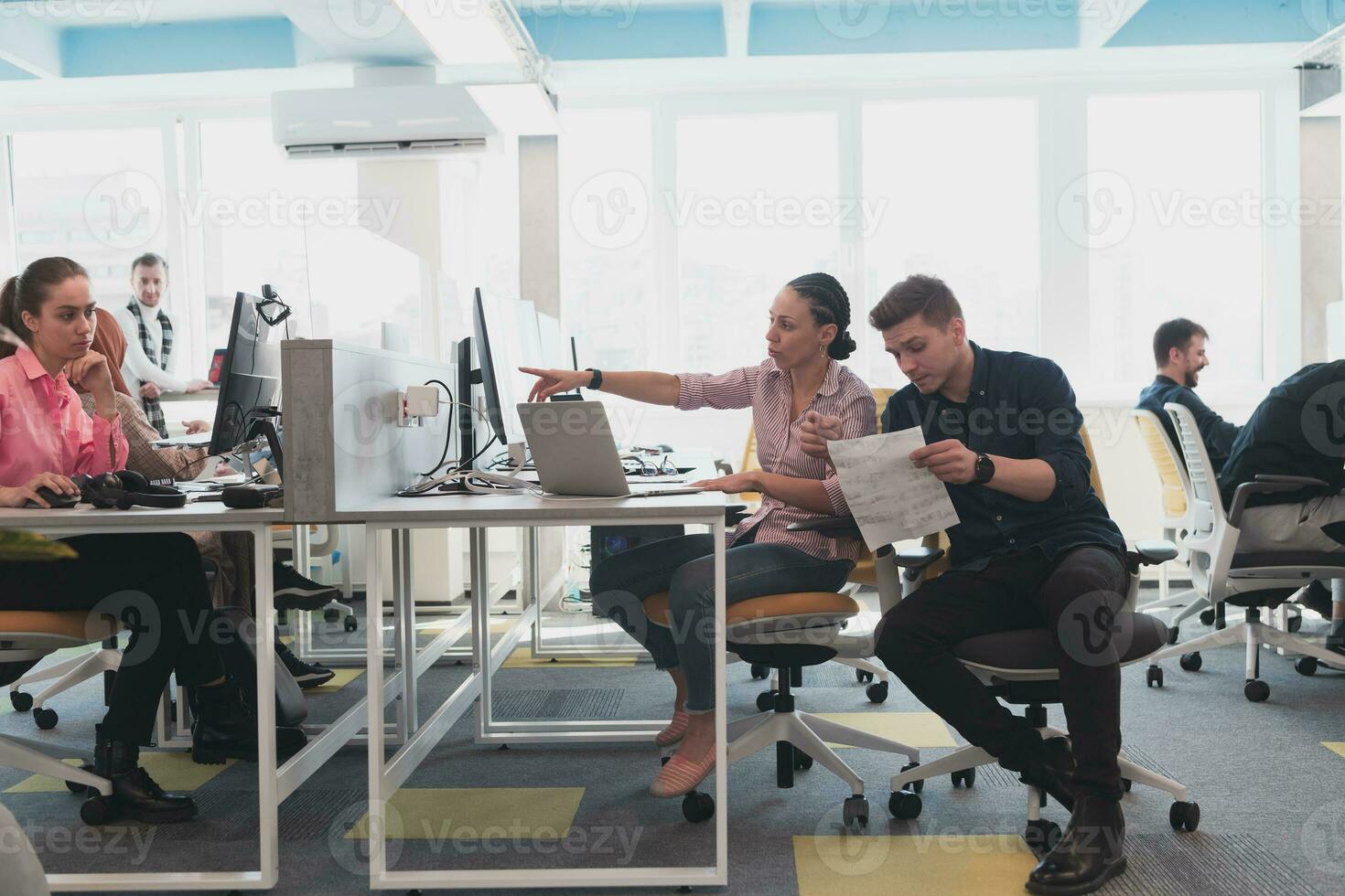 pessoas trabalhando no escritório foto