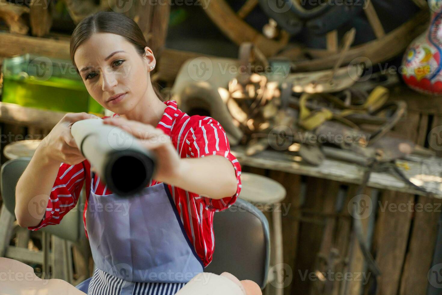 jovem fêmea couro bens criador olhando e toque couro lista para faço produtos dentro oficina. foto