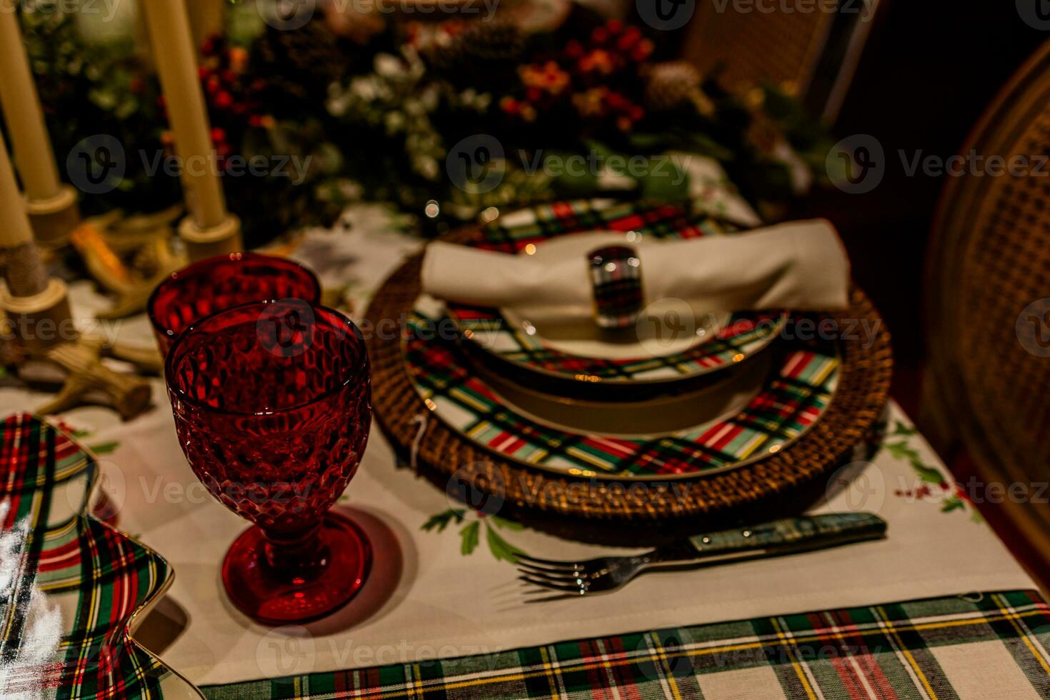 conjunto Natal mesa com pratos e óculos foto