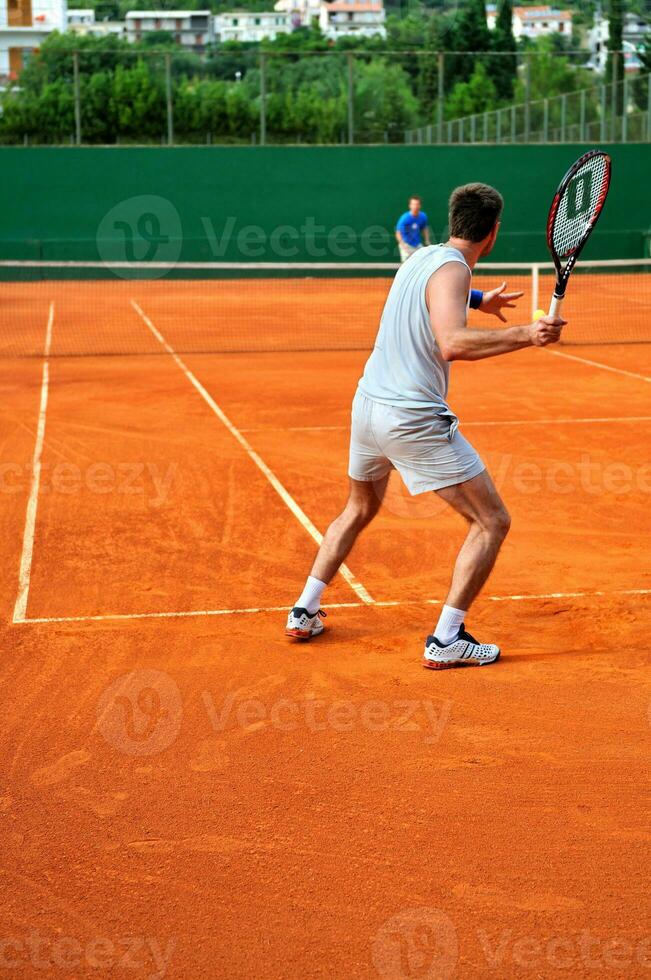 homem jogando tênis foto