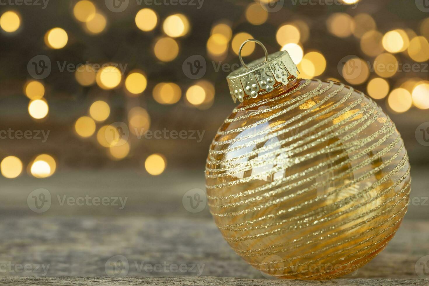 Natal enfeite em a de madeira fundo com desfocado luzes foto