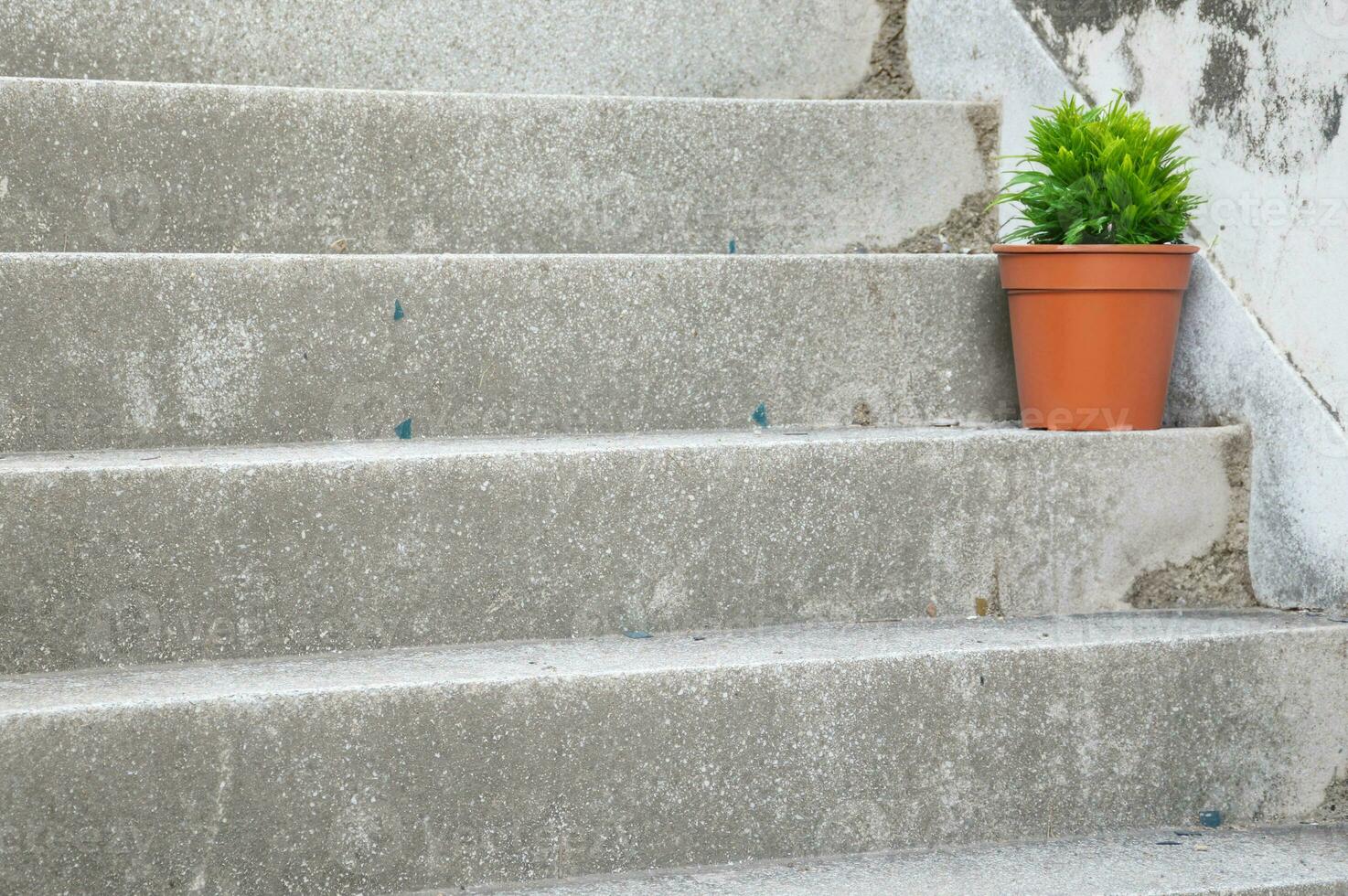 escadas para a parede dentro a cidade foto