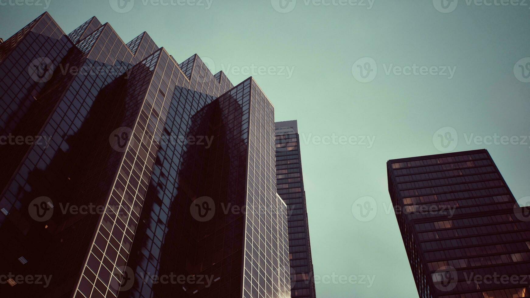 dois imponente arranha-céus em pé lado de lado dentro uma movimentado paisagem urbana foto