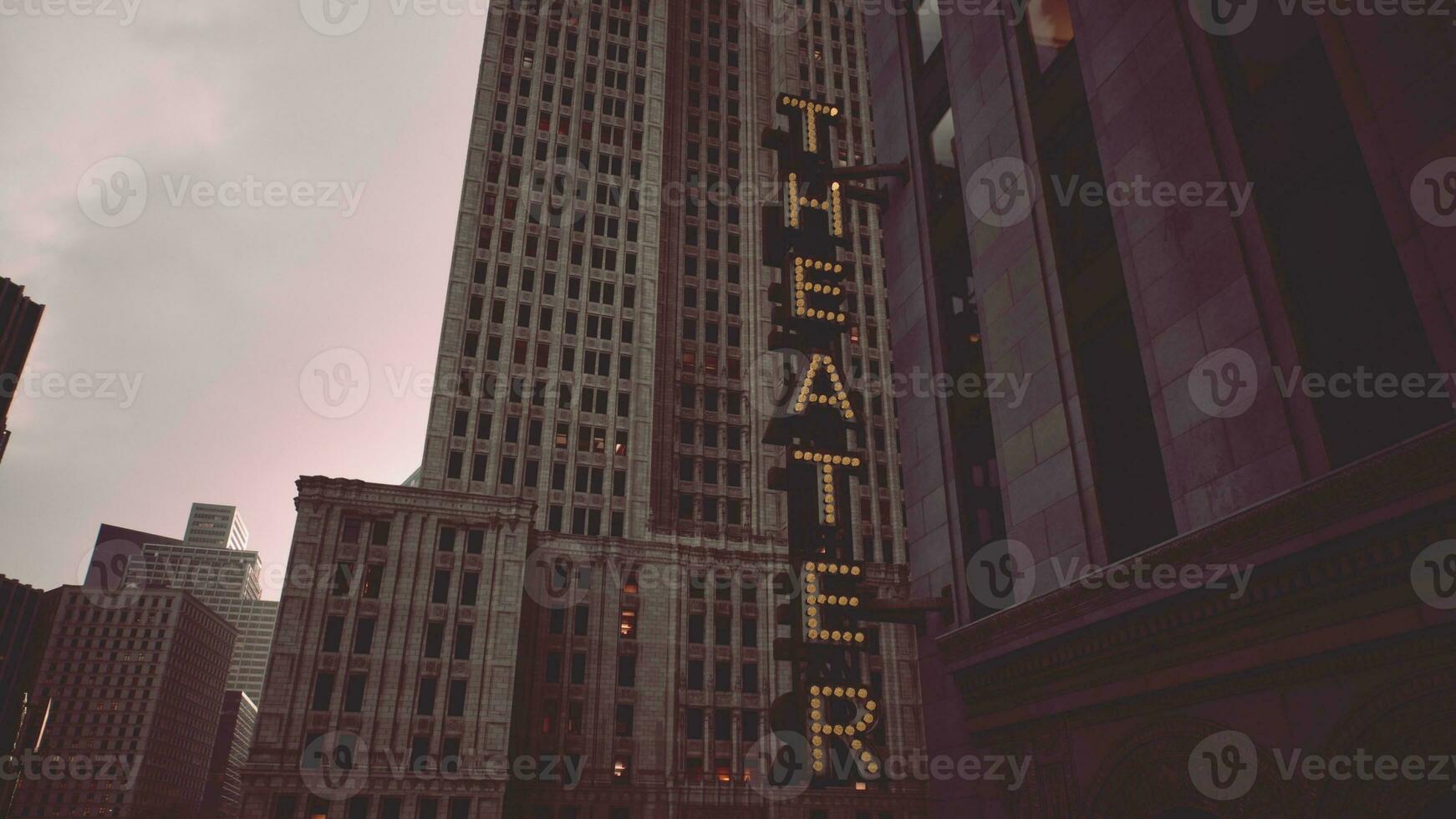 uma alta construção com uma proeminente teatro placa foto