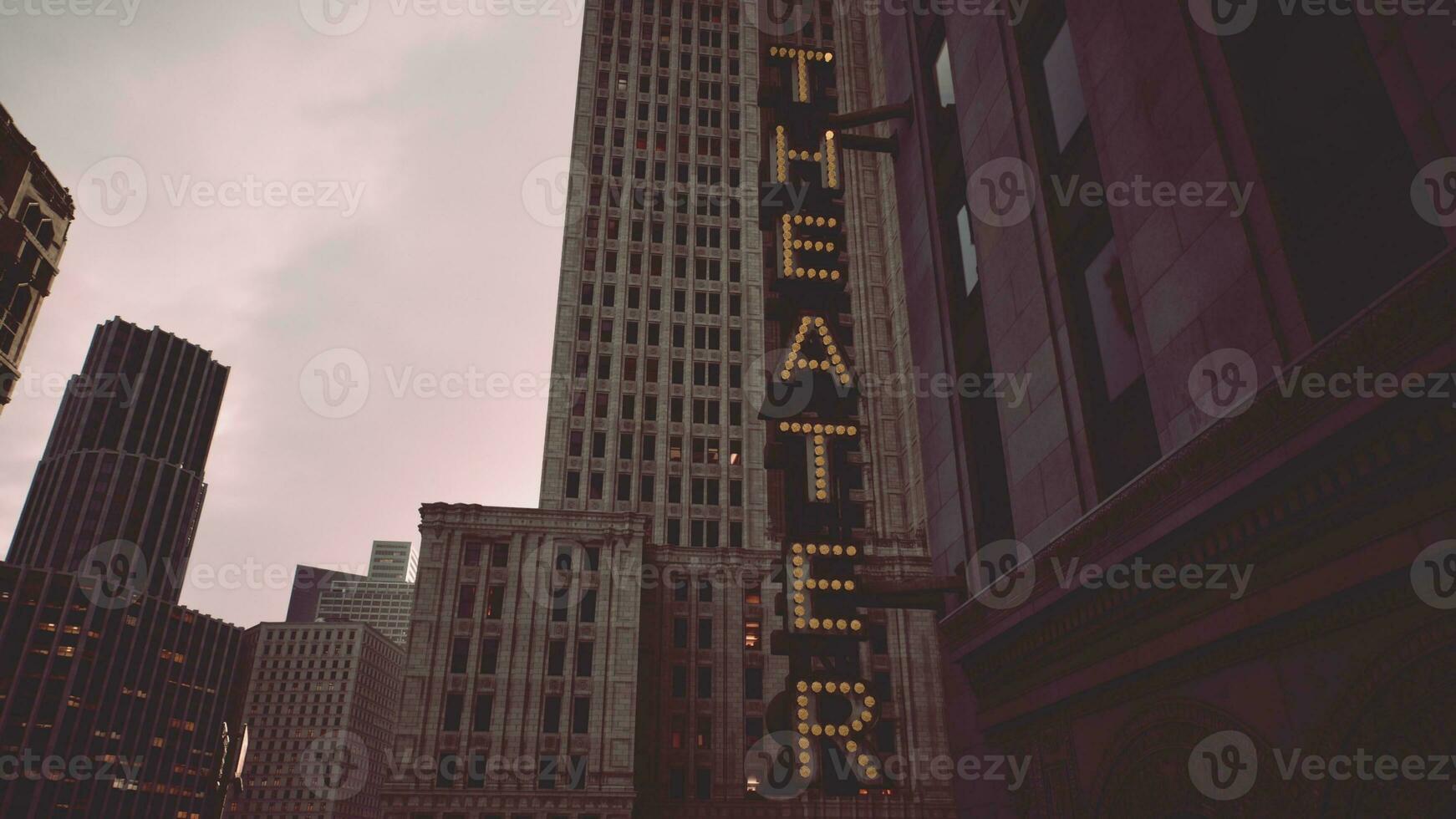 uma teatro placa em uma alta construção foto