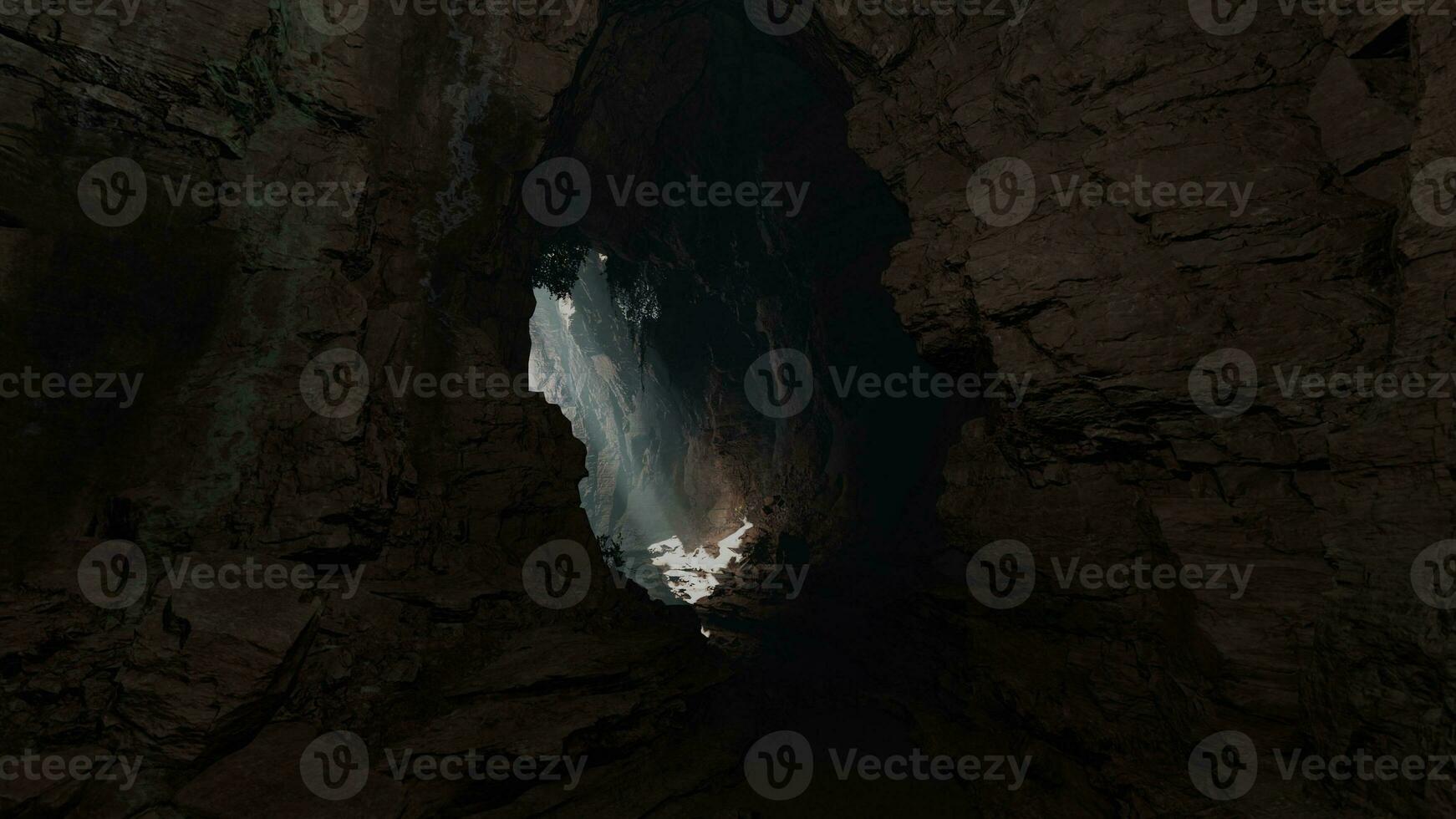 uma hipnotizante caverna com uma raio do luz solar transmissão através uma pequeno abertura foto