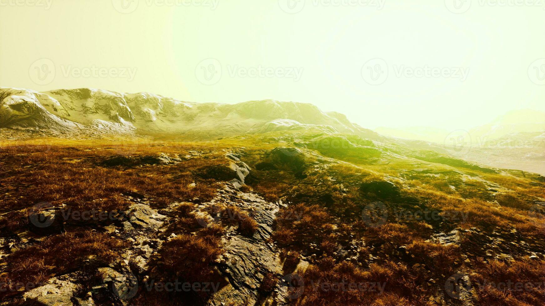 uma cênico panorama com montanhas dentro a fundo e uma exuberante gramíneo área foto