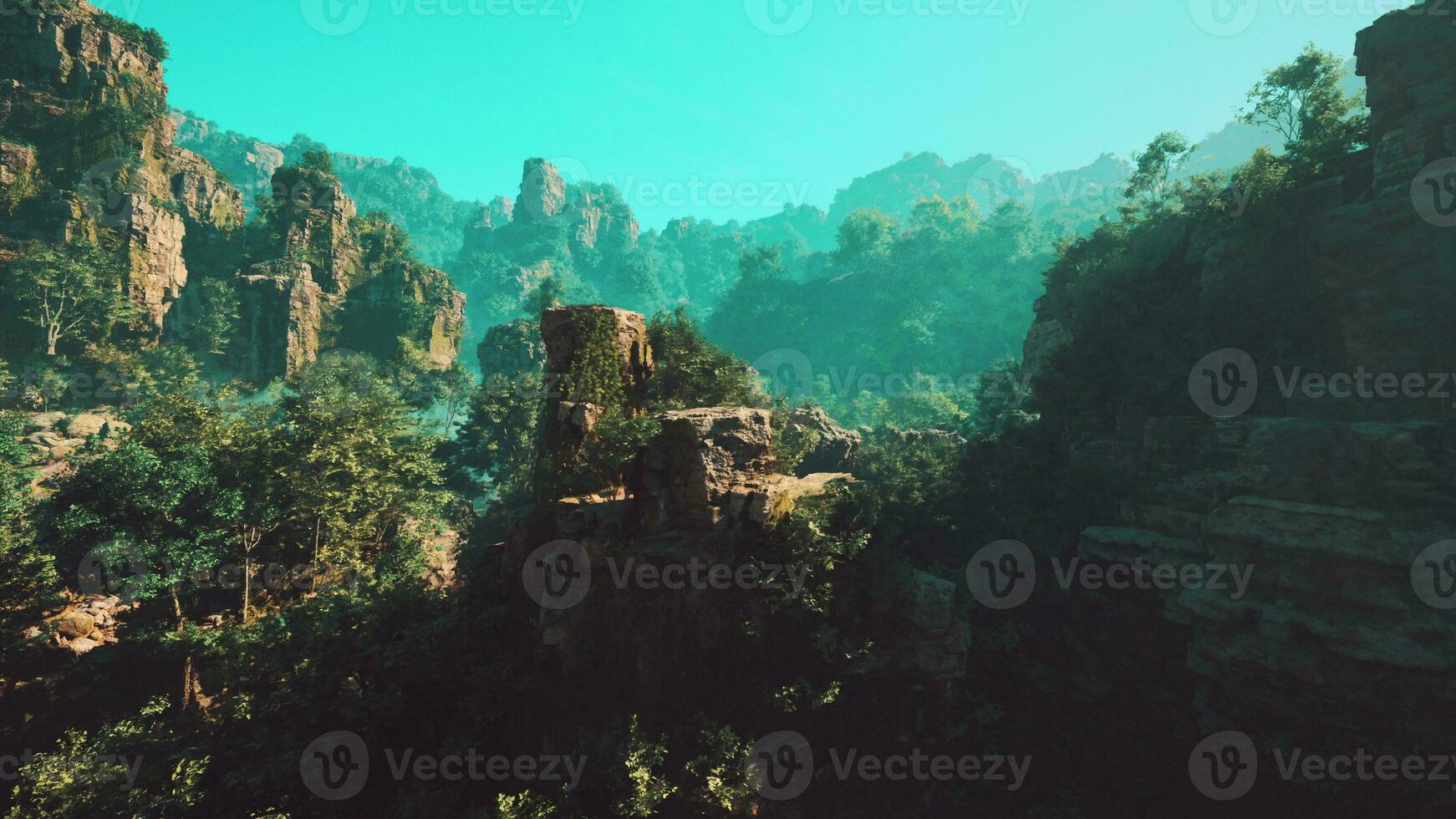 uma cênico Visão do uma montanha alcance com árvores e pedras foto