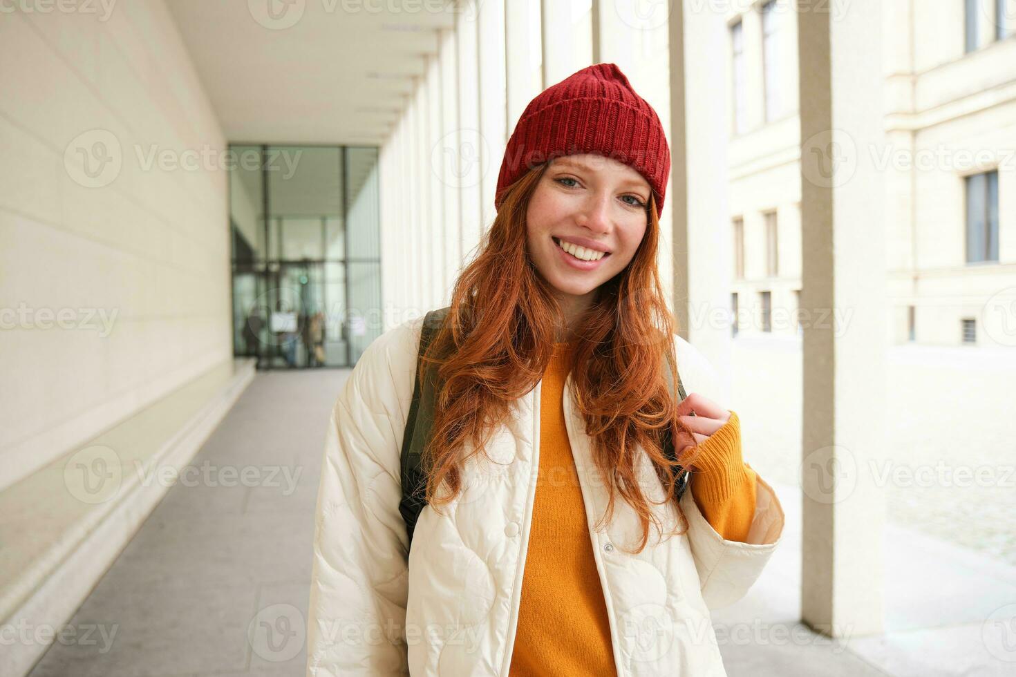 jovem turista, feliz menina caminhando por aí europeu cidade com mochila, aluna vai para universidade, vai em algum lugar dentro Cidade foto