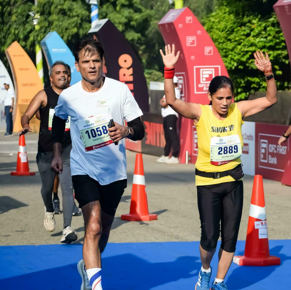 Novo Délhi, Índia - Outubro 15 2023 - vedanta Délhi metade maratona raça depois de cobiçado dentro que maratona participantes sobre para Cruz a terminar linha, Délhi metade maratona 2023 foto