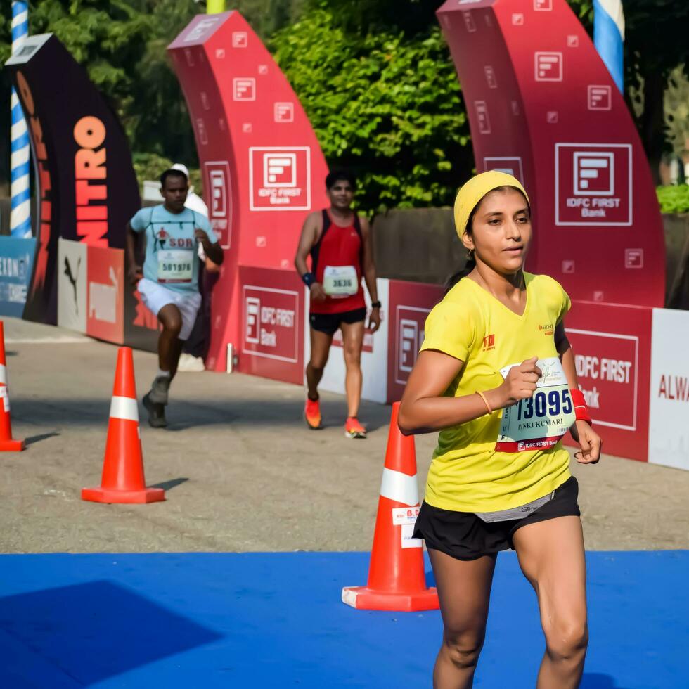 Novo Délhi, Índia - Outubro 15 2023 - vedanta Délhi metade maratona raça depois de cobiçado dentro que maratona participantes sobre para Cruz a terminar linha, Délhi metade maratona 2023 foto