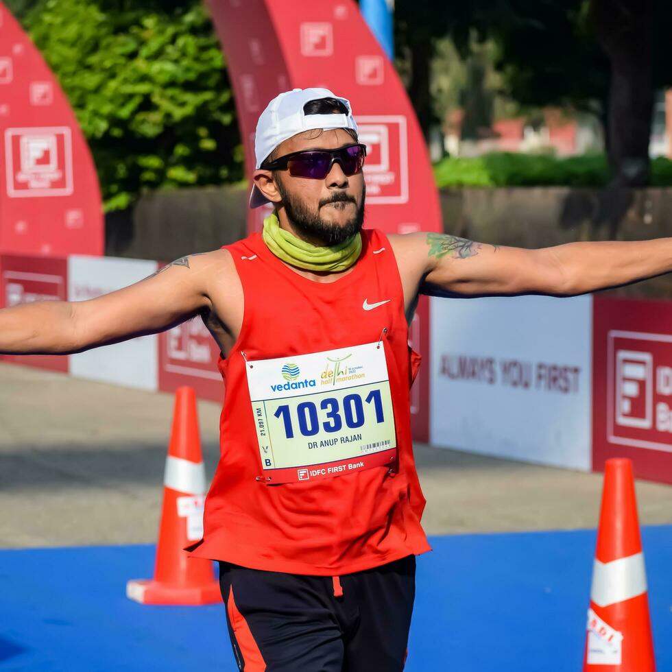 Novo Délhi, Índia - Outubro 15 2023 - vedanta Délhi metade maratona raça depois de cobiçado dentro que maratona participantes sobre para Cruz a terminar linha, Délhi metade maratona 2023 foto