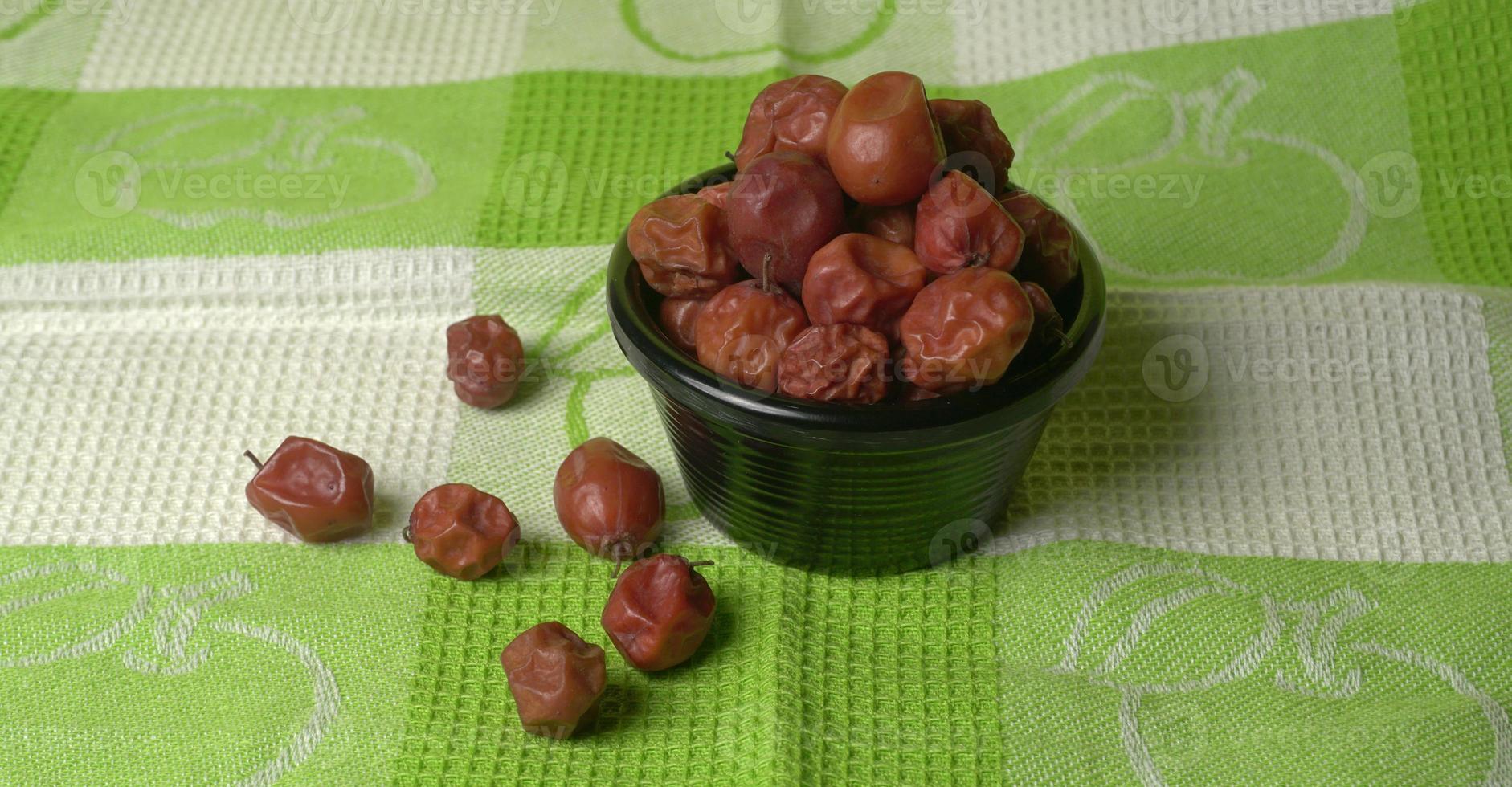 jujuba indiana ou ber ou baga cultivada na natureza ou na selva. close up de fruta da Índia em fundo bonito. foto