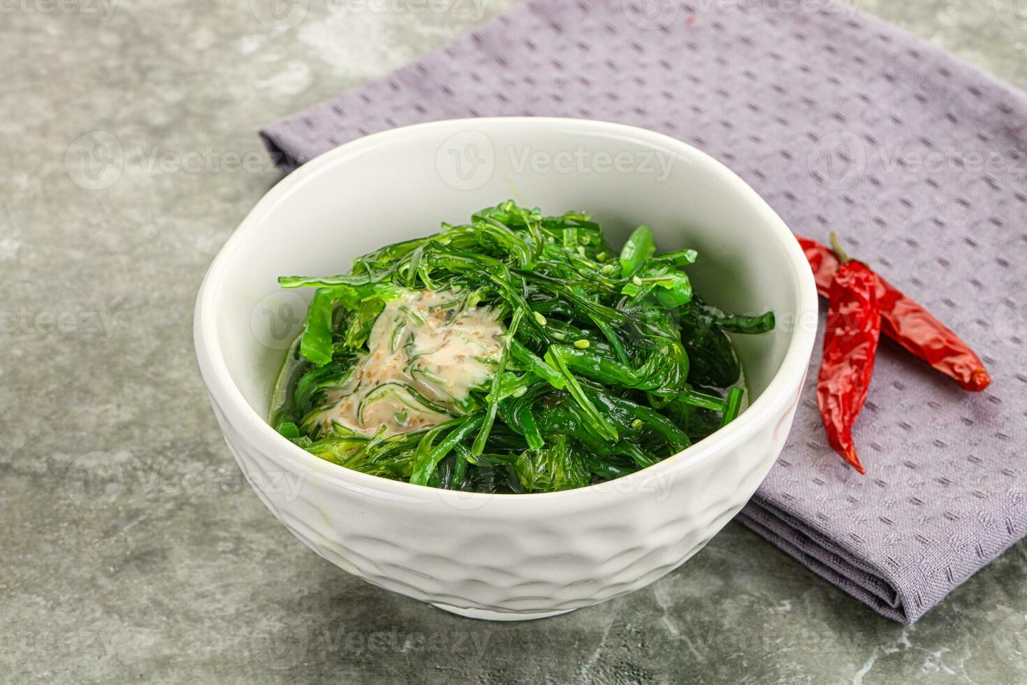 japonês tradicional chuka salada com sésamo foto