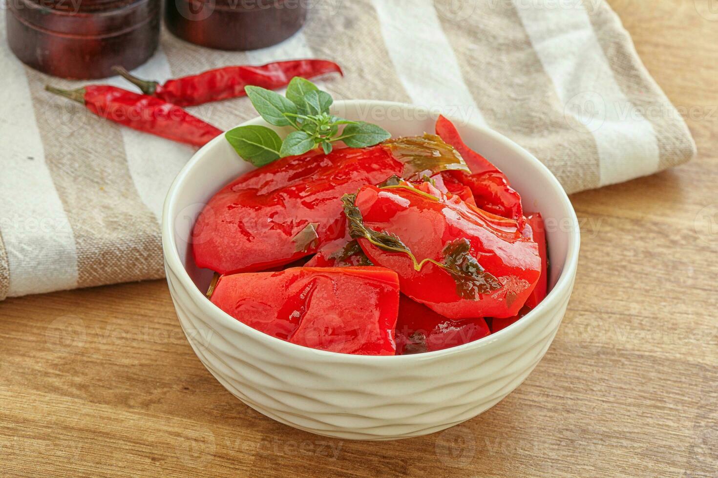 pimentão vermelho marinado com óleo foto