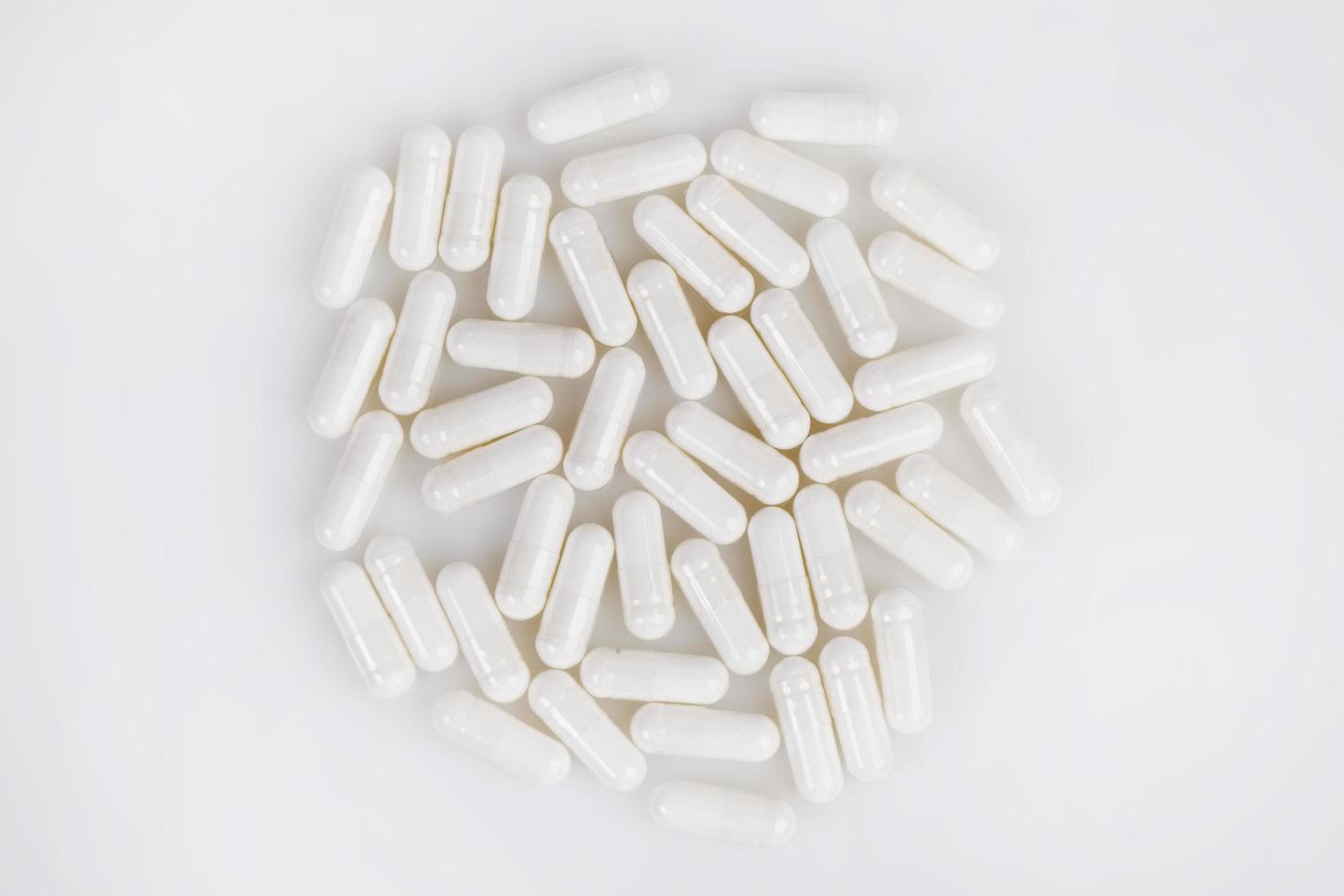 comprimidos médicos em um fundo branco foto