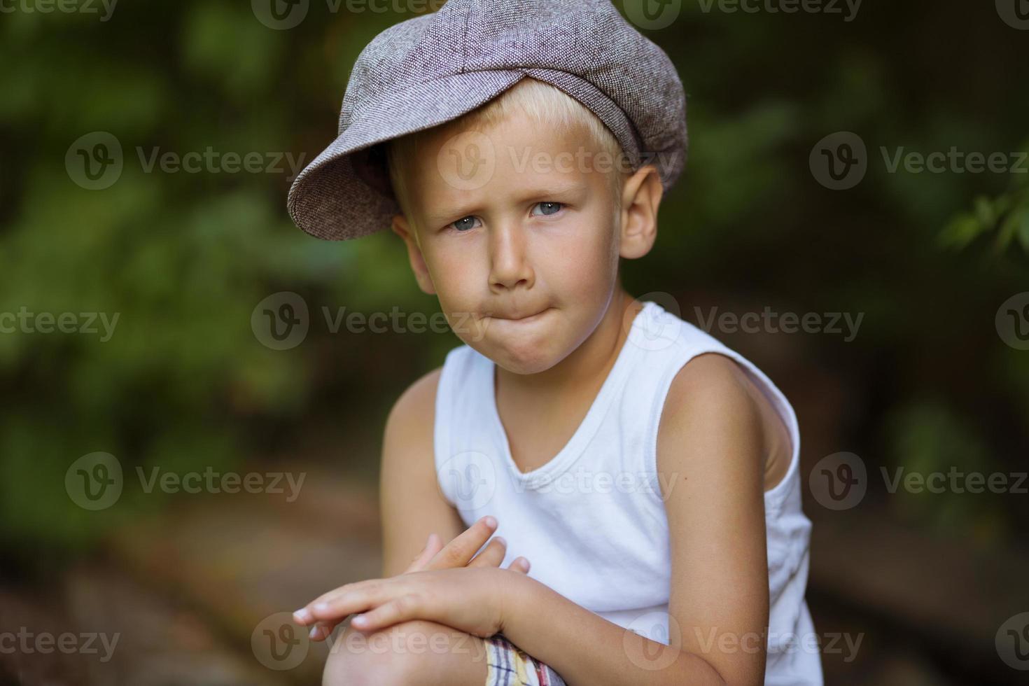 retrato de um garotinho loiro foto