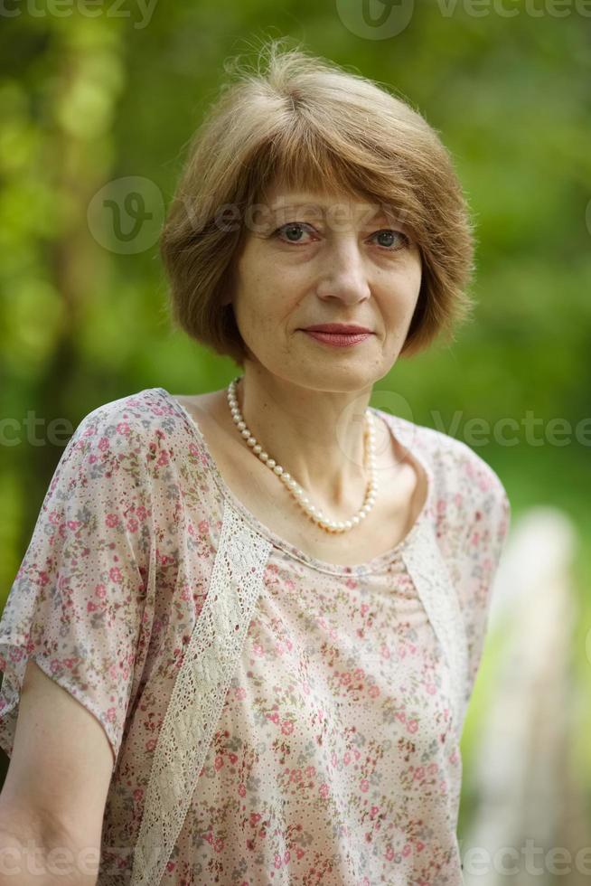 retrato de uma linda mulher de meia-idade foto