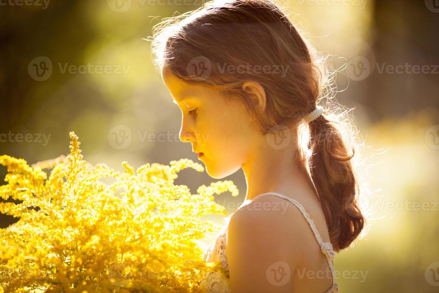 menina em pé com um buquê de flores foto