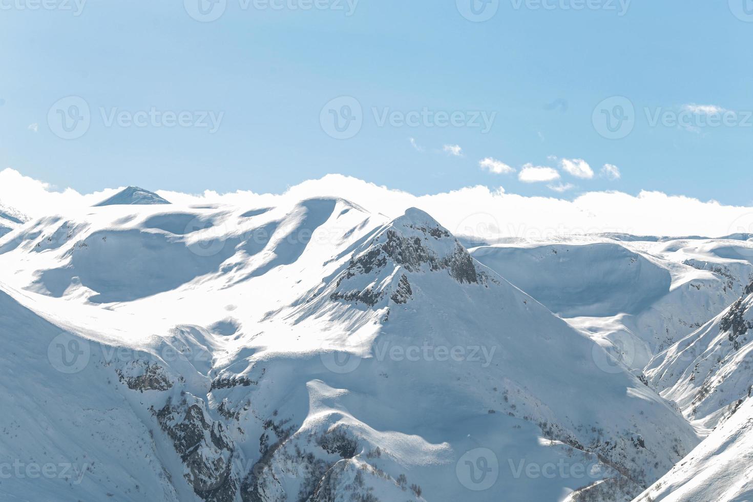 montanhas com estradas de esqui na neve e árvores foto