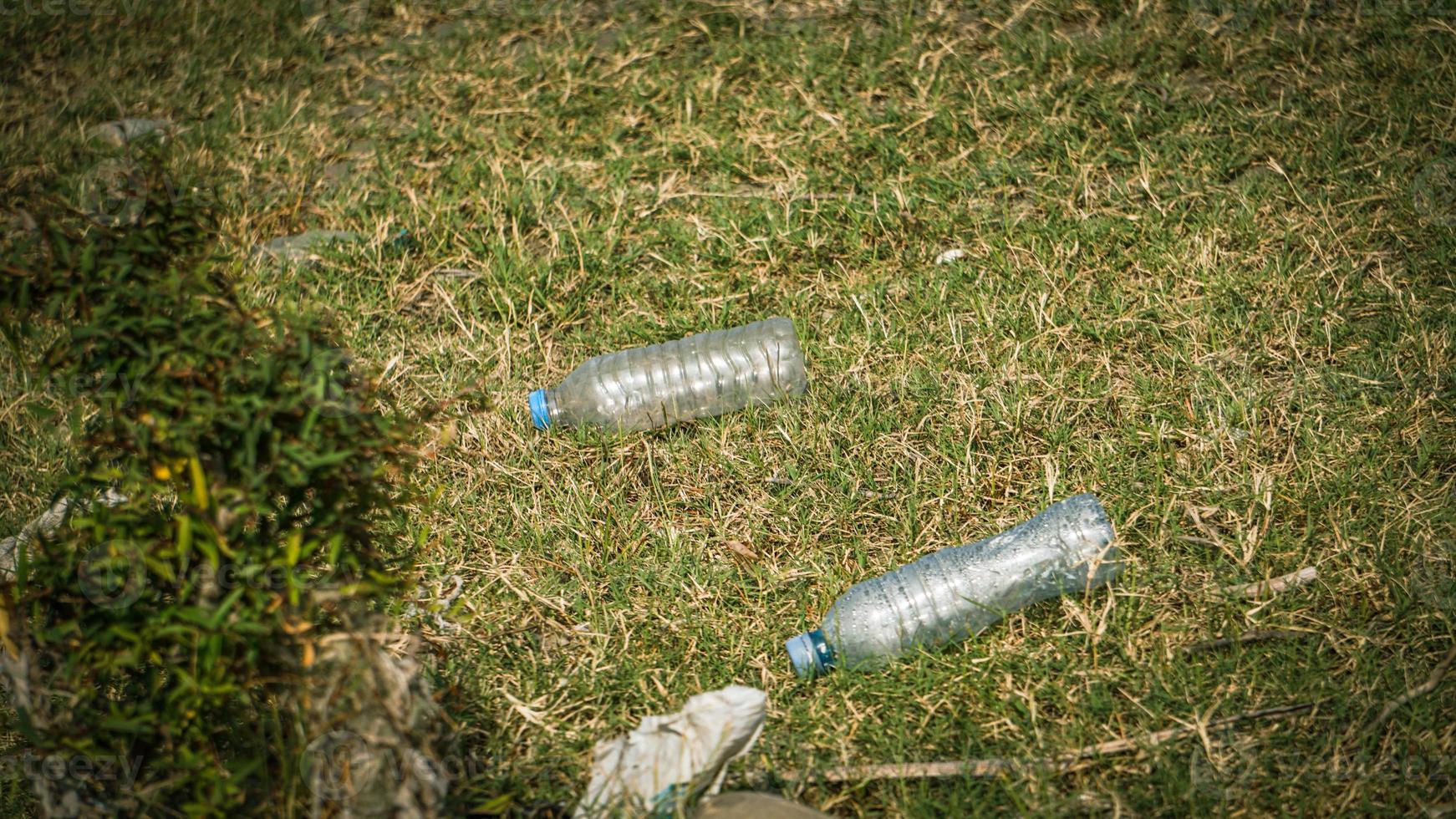 lixo ribeirinho - lixo nas margens do rio foto