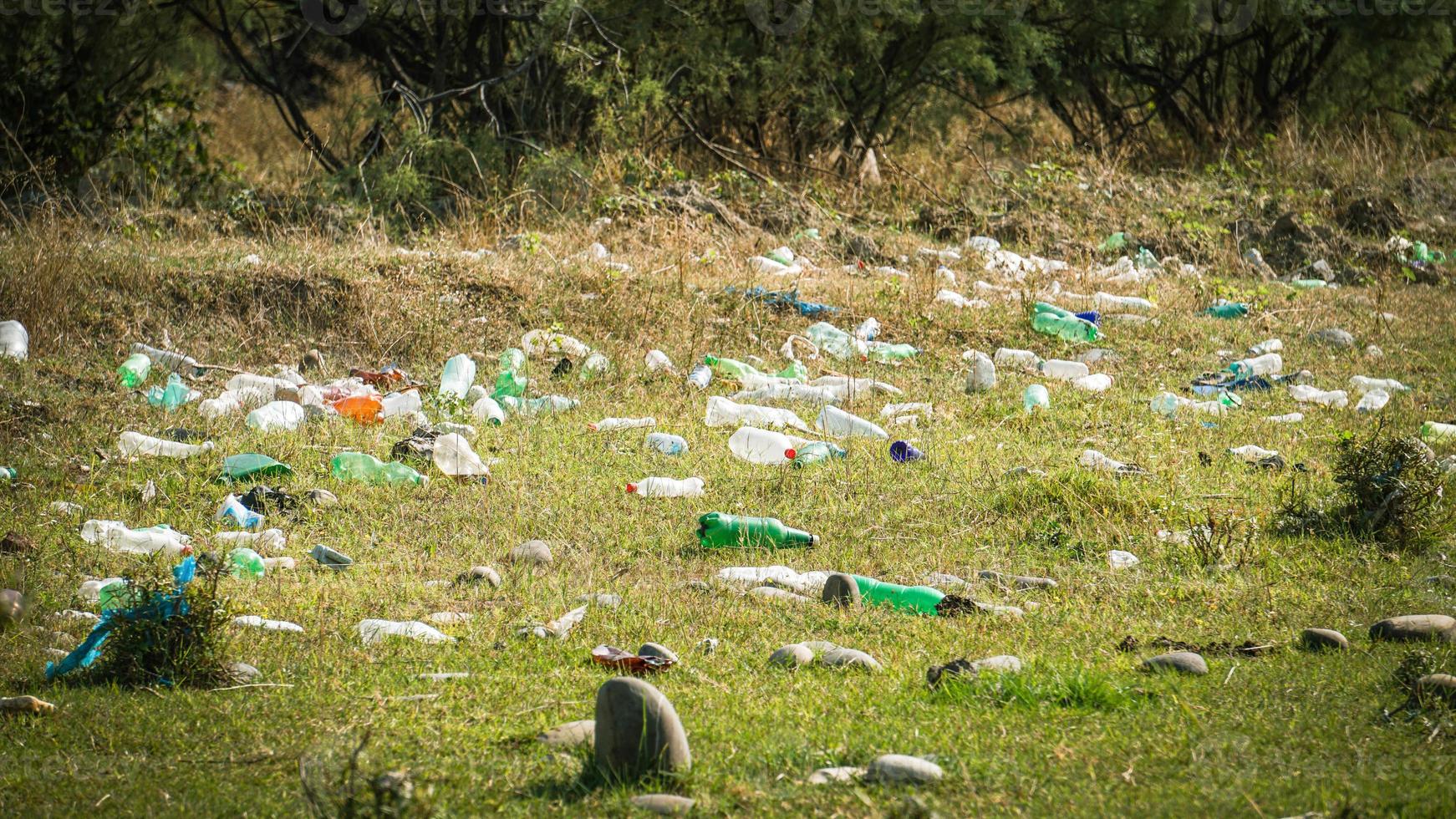 lixo ribeirinho - lixo nas margens do rio foto